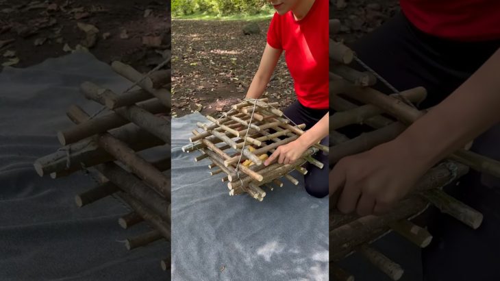 She Makes a Bushcraft Basket 👍🏻#survival #camping #outdoors #bushcraft #lifehacks